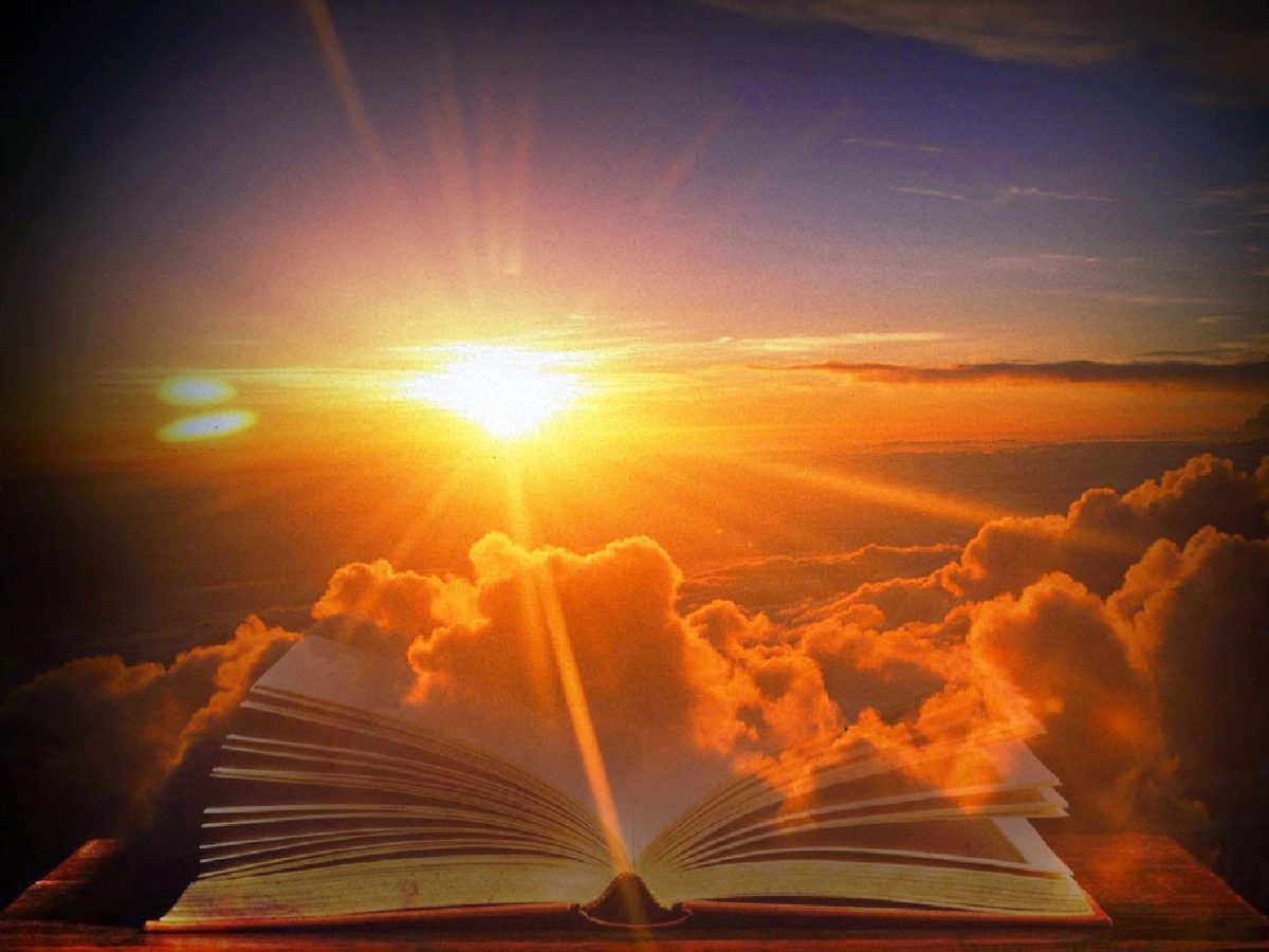 Свет с небес 1 том. Свет из Библии. Божий свет. Книги раскрытые на фоне неба. Солнце правды Библия.